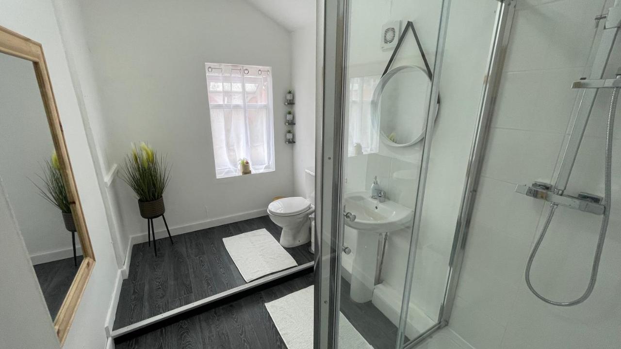 Spacious 6 Bed Home Near City & Albion Stadium Perfect For Contractors! Бирмингем Экстерьер фото