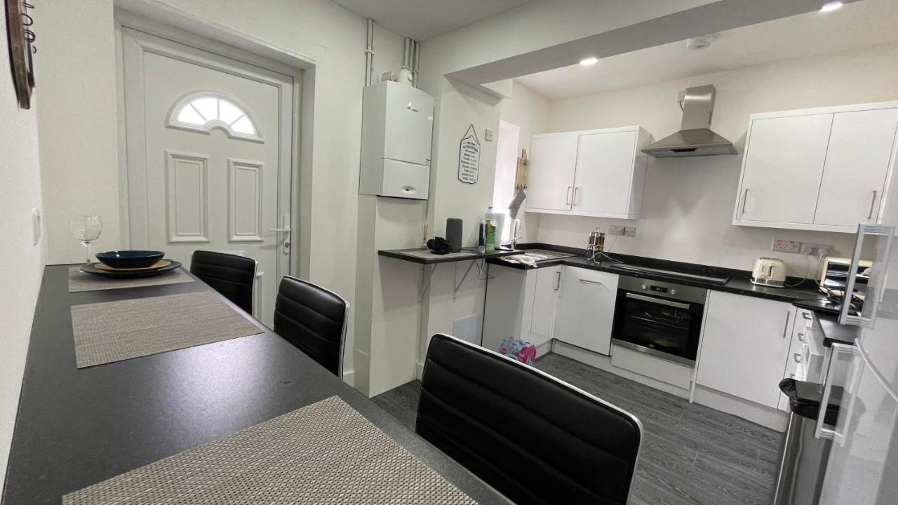 Spacious 6 Bed Home Near City & Albion Stadium Perfect For Contractors! Бирмингем Экстерьер фото